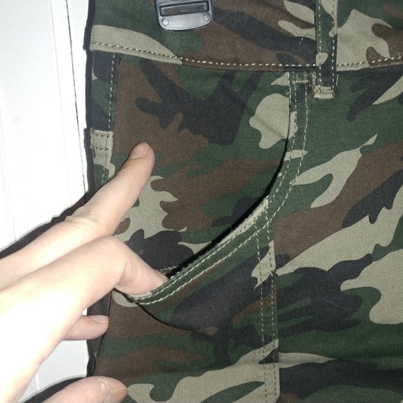 Almost Famous: Camo Print High Rise  Button Front Denim Mini Skirt - JR Size 7 - Picture 4 of 7